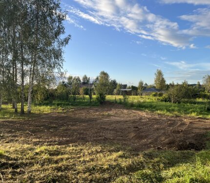 Участок 10 соток, чистый, правильной формы, с шикарным видом на закат и березками. Вдоль улице расположено газоснабжение с возможностью подключения, центральный водопровод, вода на участке имеется, электричество есть. Недалеко ж/д станция Домашаны, минут 7 ходьбы, до кольцевой 20 минут на машине. При необходимости готов отдать готовый проект дома.