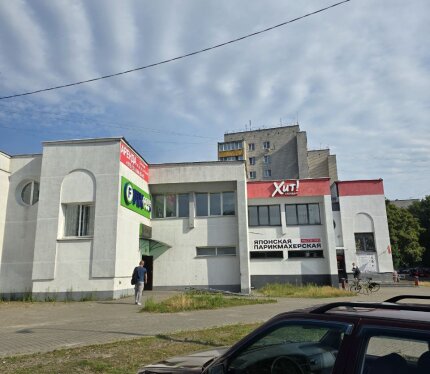 Сдаются в аренду от собственника торговые помещения на 2 этаже. Площадь торговых помещений от 22,5 до 25,0 кв.м. Свежий ремонт, отличное расположение, естественное освещение. Предлагаем размещение рекламы на здании бесплатно!!! Первые три месяца ставка 17,5 р. за кв.м., далее по договоренности.