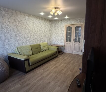 Сдается комната девушке в 2х комнатной квартире, во второй комнате живет девушка 23 года. Стоимость + 50% коммунальные. Рядом есть магазины, вб, озон, ламода, остановки транспорта, до метро 5 мин на автобусе. Не звонить, только писать