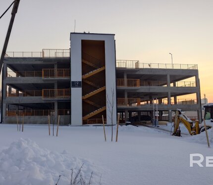 Сдам в аренду машино-место в четырехэтажном паркинге по адресу ул. Железнодорожная 19. Машино-место находится на 3-ем этаже, в центральном ряду у колонны. Площадь: 12,5м2. Шлагбаум открывается через телефон и мобильное приложение. Коммунальные платежи учтены в стоимости (дополнительных платежей нет). Машино-место сдаётся официально по договору.
