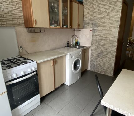 До метро 3 минуты пешком, в шаговой доступности находятся продуктовые магазины, школа, детский сад, рядом сквер. В квартире никто не прописан, летом коммуналка 70р, зимой 150р, квартира сдается с 1 мая