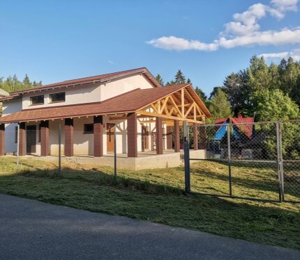 Продам. Все коммуникации: центральное водоснабжение, электричество, местная канализация заведены в дом; газ проходит в 5 метрах от котельной. Фасад, кровля, полы утеплены; разведено отопление (тёплые полы, радиаторы, водопровод). Дом под отделку, реализов