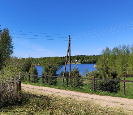 Продам участок с деревенским домом на берегу Лепельского озера в экологически чистом районе в черте г. Лепель. Участок 29,44 сотки с прекрасными видами на озеро и природу, садом с плодовыми деревьями. Центральное водоснабжение. Рыбалка, купание— всё рядом. Идеально для постоянного проживания или дачи, для тех, кто ищет тишину, природу и чистый воздух. Центр г. Лепель в 10 минутах на авто — магазины, рынок, школа, больница. Звоните для осмотра и подробной информации!