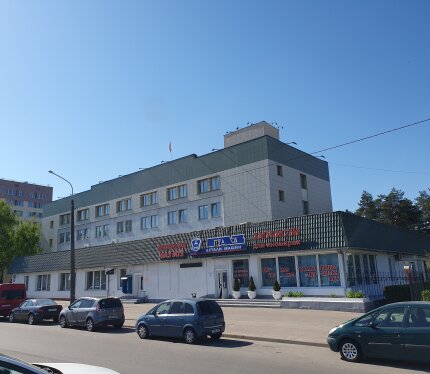 Изолированное торговое помещение с парковкой, собственным огражденным сквером в оживленном месте.