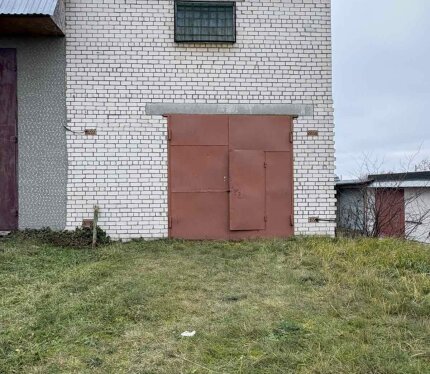 Продаётся индивидуальный капитальный гараж. Расположен г.Брест, ул. Комбинатовская, ГСПК "Форт-7". Общая площадь 65.2кв.м. (без подвального помещения и 2-го этажа) Материал стен-кирпич, крыша-бетонные плиты перекрытия. Имеется подвальное помещение с перегородками, так же 2ой этаж( перекрытие из досок , уложенных на рельсы). Гараж оштукатурен, проведена новая электропроводка. Кооператив находится под охраной, имеется видеонаблюдение.