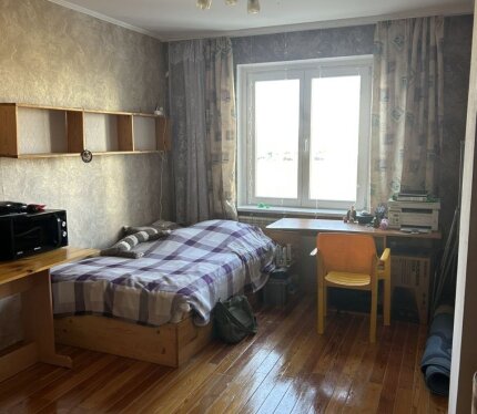 Сдается по улице Бельского изолированная часть квартиры с отдельным входом под ключ на длительный срок по договору. Есть свой санузел, коридор, холодильник, комната полностью изолирована со всем необходимым в хорошем состоянии. В самой комнате можно оборудовать кухню, сверху висит кухонный шкафчик. Прописано два человека, коммуналка небольшая, в летнее время за всё рублей 50 с одного человека. До метро минут 5-7, ст.метро Спортивная, ходят автобусы и троллейбусы во все концы города.