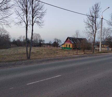 Продам участок в г. Чашники на берегу реки для размещения жилого дома, дачи, агроусадьбы. На участок выезд с дороги с асфальтовым покрытием. В шаговой доступности от участка жилой микрорайон города с магазинами, стадионом, аптекой, остановкой общественного транспорта. Есть возможность восстановить подключение электричества, рядом с домом имеется колонка с водой. По соседству только один нежилой дом. Место тихое, малооживленное несмотря на городскую черту. 