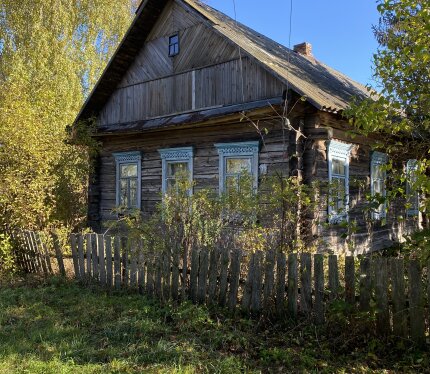 Дом на большом участке всего в 10 км от Солигорска! Отличное расположение для тех, кто любит уединение: дом находится на краю улицы, вокруг деревья и поле. Здесь вы сможете воплотить свои садоводческие мечты, разбить огород или обустроить зону для отдыха на свежем воздухе. Это идеальное место для тех, кто ценит тишину, свежий воздух и близость к природным ресурсам. На участке расположен сарай 75% готовности, в котором Вы сможете хранить ваше оборудование. Продает собственник, НЕ агенство!