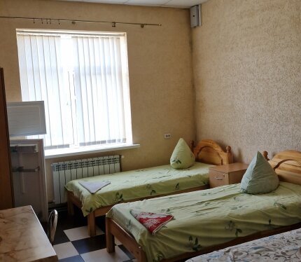 !Припятский гостинец" располагается в трех километрах от города Петрикова, в самом центре белорусского Полесья.Гостиница находится всего в трехстах метрах от крупной реки Припять, общая протяженность которой составляет 775 километров. "Припятский гостинец" – это одноэтажный гостиничный комплекс. В наличии 8 комфортабельных номеров, один из них- семейный.Номера комплекса оборудованы всем необходимым для комфортного пребывания.Для командировочных предоставляем все необходимые документы.