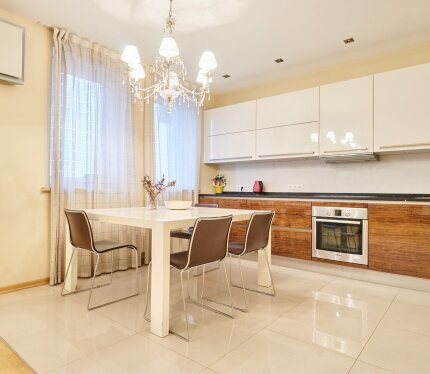 Продается: Трехкомнатная квартира в престижном районе Минска (ул. Захарова).