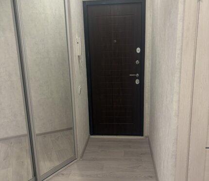 Сдается 2-хкомнатная квартира в центре Гродно, в 5 мин ходьбы от автовокзала. Квартира находится на 1 этаже 5-этажного жилого дома. Рядом расположены школа, детский сад, магазины. Квартира после ремонта, полностью вся мебель, техника, кухня-новая. В квартире есть: холодильник, стиральная машина, микроволновая печь, телевизор, интернет, чайник, пылесос. Сдаем семье, молодым специалистам, аккуратным и хорошим людям.