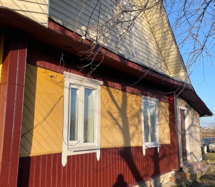 Дом деревянный, тёплый. Внутренние стены дома оштукатурены. В кухне и гостиной навесные потолки, на ламинат. В жилой комнате и спальне потолок подшит ДСП, на полу лежит доска, требуется косметический ремонт пола, материал закуплен (доски и ламинат прилага