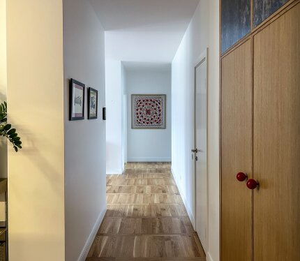 Сдается в аренду 3-комнатная квартира в ЖК "Левада" по адресу: ул. Нововиленская, д.39. Общая площадь 79 кв. м., потолки 2,7м. В квартире есть все для вашего комфортного проживания: встроенная бытовая техника и мебель. Квартира рядом с рекой Свислочь и парком. Закрытая территория, установлен шлагбаум, система видеонаблюдения, обустроенные зоны для отдыха, парк, в пешей доступности фитнес-комплекс, медицинская клиника, салоны красоты, кофейни, удобные продуктовые магазины, аптеки.