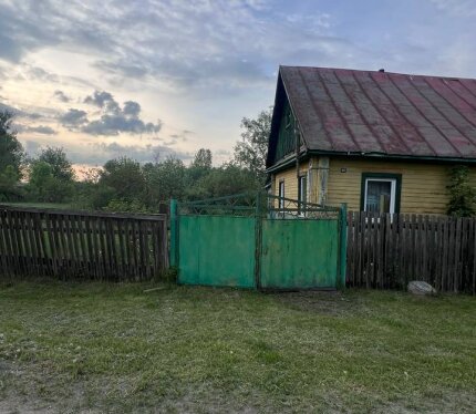 Продается уютный деревянный дом с просторным участком в гп. Старобин.