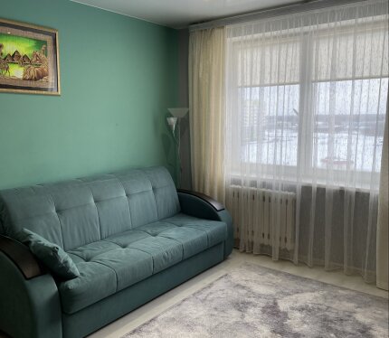 Продам теплую и уютную 2-ух комнатную квартиру,чистый подъезд,видеонаблюдение,грузовой лифт,много парковочных мест вокруг дома,школы,детские сады,магазины,амбулатория и тд! По ремонту:пол-керамогранит/ламинат,натяжные потолки,стены-дек.штукатурка/покраска,лоджия теплая с отделкой,в ванной теплый пол + водонагреватель! Квартира продается с мебелью и техникой! Можно заезжать и жить без дополнительных вложений! Без обмена, прямая продажа от собственника,возможен торг,осмотр по договоренности! 