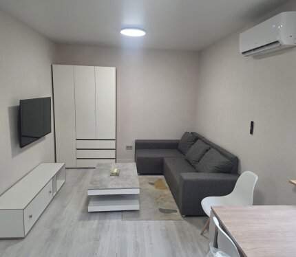 Новая постройка в тихом частном секторе. Центр города, через дорогу от Минск Мир. Полностью меблирован. Кондиционер и телевизор в каждой комнате. Рядом: Ozon, Wildberries, магазины, 2 метро, поликлиника, школа, дет. сад.