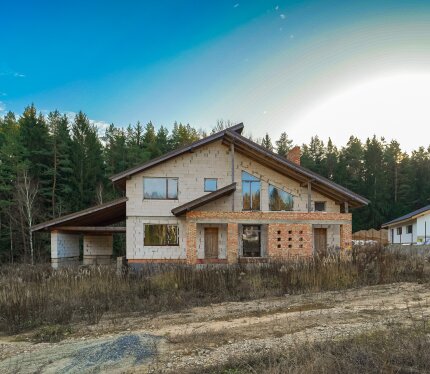 Продаётся коттедж в уникальном месте. Расположен в жилой современной коттеджной застройке, в живописной местности, в окружении лесного массива, в природоохранной зоне. Рядом Дубровское водохранилище и река Усяжа. Деревня Губичи. Логойское направление. Около 20 км от МКАД. Дом под отделку, двухэтажный, с монолитным фундаментом, стены из блоков 400 мм, перекрытия железобетонные. Кровля – гибкая черепица. Окна – экологичные алюминиевые Алютех.