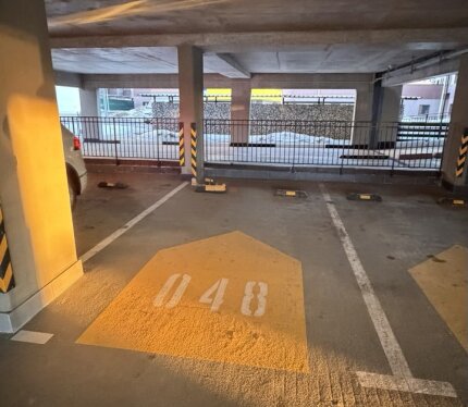 Сдам машиноместо на 1-ом этаже паркинга. Есть ограждение, к которому дополнительно можно размещать также и велосипед.