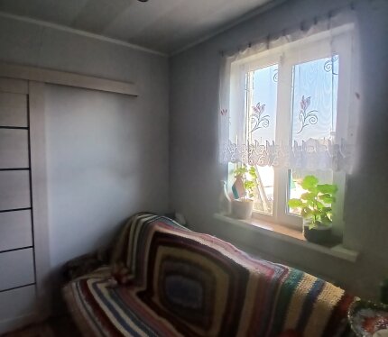 Дом для круглогодичного проживания...с мебельб...теплый..отопление электрическое...плита новая - баллон...газ по улице...в доме электроотопление...все удобства...на участке плодовые деревья...теплица...фендамент залит под баньку или сарай..центр города.. все в шаговой доступности...60 км. До МКАД..