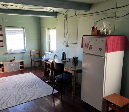 Продается дом в красивом месте рядом с речкой Кревлянка (водится форель). На участке есть колодец. От МКАД 80 км, 8 км от д. Крево, 40 км до Ошмян.