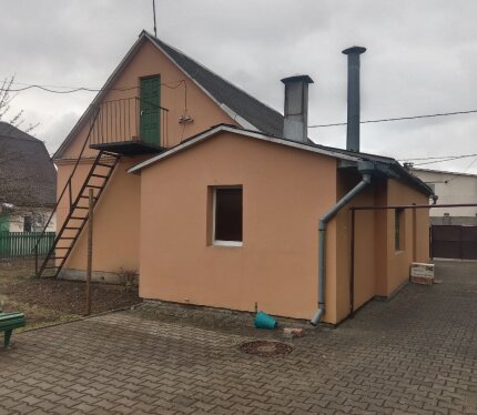 Продаётся уютный дом с участком в Минске, ул. Иркутская. Дом аккуратный и ухоженный, находится в спокойном частном секторе. Есть газ, центральная канализация и водоснабжение, гараж, удобный подъезд и огороженная территория. Просторный двор и участок позволяют организовать отдых, сад или огород. Отличный вариант для тех, кто хочет жить в своём доме с комфортом. По всем вопросам - звоните!