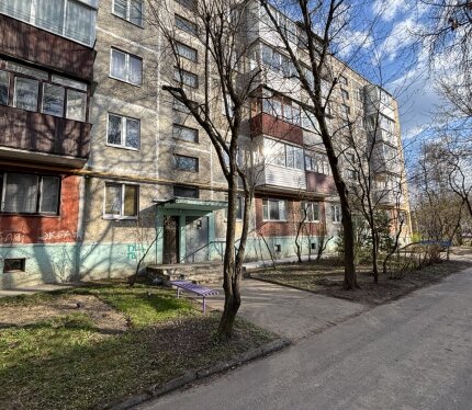 Продается 2-х комнатная квартира по ул. Фолюш, д. 15/188. Квартира расположена на 5 этаже пятиэтажного многоквартирного дома. Дом 1968 года постройки. Общая площадь по СНБ – 39,3 м2, общая площадь – 38,5 м2, жилая – 23,1 м2, кухня – 6,3 м2.