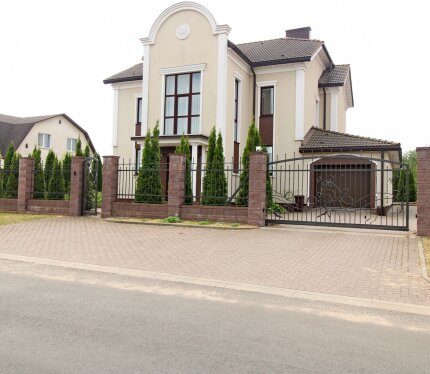 Коттедж высочайшего качества отделки и оборудования, 2 уровня с жилым цокольным этажом. Общая площадь 344м жилых помещений. Цокольный этаж: баня, с/у, комната отдыха, Газ, вода, электричество центральные, канализация местная.С мебелью и оборудованием. В наличии снегоуборочная машина, газонокосилка, триммер.