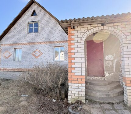 Ваша зеленая гавань в 40 минутах от столицы: просторная доля в кирпичном доме с огромным участком.