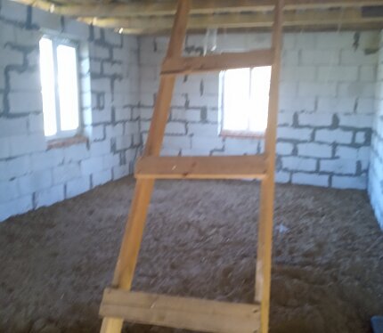 Продается недостроенный дом в месте со стройматериалами. Весь участок огорожен забором, проведен газ,вода скважина,есть летний домик. 3 минуты до магазина, 5 минут до остановки. Тихий спокойный район. Возможен вариант обмена на квартиру.