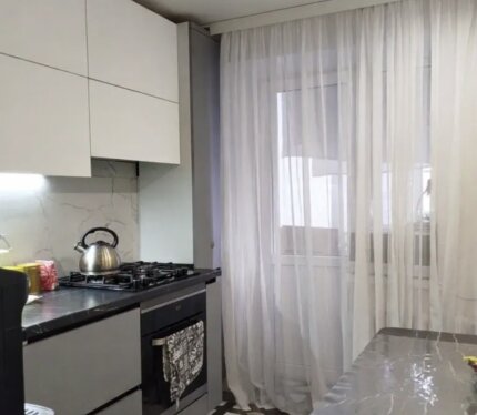 Продаётся светлая, чистая 2-комнатная квартира с шикарным евроремонтом в Советском районе Гомеля от собственника. 2 этаж из 9, кирпичный дом с лифтом, 45,5 м², кухня 6,7 м². Раздельные комнаты и санузел, балкон из кухни, подвал, домофон. Современные окна ПВХ со стеклопакетами, окна во двор. На полу ламинат и плитка. Дорогая сантехника, итальянская плитка, 2 встроенных шкафа, выход под кондиционер, щиток и электросчётчик в квартире. До остановки 3 минуты пешком.