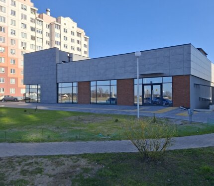 Сдам помещение под магазин или другое. Отдельный вход, все удобства, абсолютно новое здание у дороги, вокруг жилая застройка, напротив строится новый микрорайон. Арендные каникулы на ремонт, обсуждаемые условия - звоните.