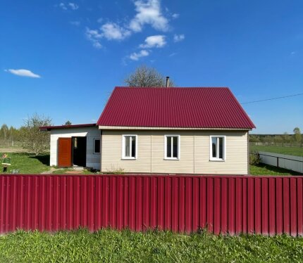 Продаётся дом в живописном месте, рядом лес, последний дом в деревне, далеко от соседей, чистый участок в собственности 60 соток, можно заняться фермерским хозяйством, и 32 сотки в пожизненном, земля каждый год обрабатывается,документы на землю новые,сделан ремонт в доме, вся мебель новая, газ привозной, телефон, телевизор, холодильник, плита. На участке колодец, новая беседка, душ с подог.Хорошие подъездные пути. Соседи очень хорошие и далеко. Агентам по недвижимости,прошу Вас не беспокоить!!!