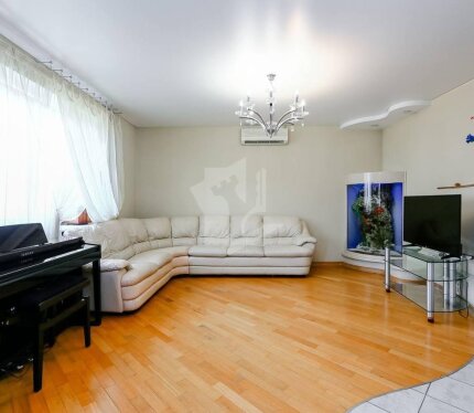 Квартира доступна для заселения с 20 мая!!! Сдаётся большая и уютная 3-комнатная квартира по адресу: Леонида Беды 8, р-н Некрасова, Рига, Восточная! Квартира расположена на 4 этаже 10 этажного кирпичного дома, полностью укомплектована мебелью и техникой для комфортного проживания (в том числе посудомоечной машиной, бойлером, кондиционером).