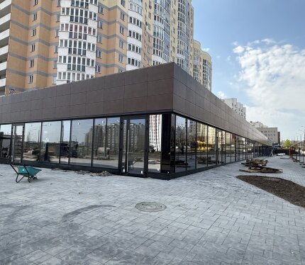 Продается административно-торговое помещение, готовое к эксплуатации летом 2026 года. Идеально подходит для бизнеса или аренды. Имеется отдельный вход, большие окна, все необходимые коммуникации и санузел. Круглосуточный доступ и удобная парковка, подъездные пути. Небольшая площадь (на данном объекте) снижает затраты на содержание, а высокие ставки на аренду обеспечивают стабильный доход. Отличная инвестиционная возможность! Окупаемость до 10-ти лет.