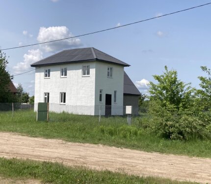 Незавершенное законсервированное капитальное строение. Дом в 2 этажа. Окна ПВХ. Коммуникации: свет 220 введен, рядом центральное водоснабжение, газ около забора, оптоволокно возле забора. На участке сарай из блоков с погребом. Участок ровный, ухожен, сад,