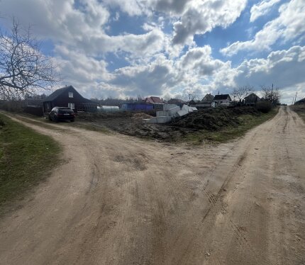 Продам участок в СТ Лукоморье , очень хорошие подъездные пути , широкие улицы , что большая редкость . На участке снят слой плодородной земли , выкопан слой земли для заливки фундамента под плиту гаража , так же куплены блоки ФБС для последующего возведения гаража ( ориентировочная площадь по гаражу 65м2, дом планировался на 120м2 одноэтажный )совмещенным с котельной. Дом планировался строиться в 1.5 уровня. Более подробную информацию расскажу по телефону