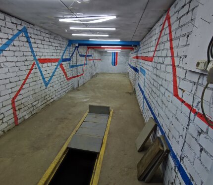 длина 12м ширина3м высота 2,3м так же имеется смотровая яма/подвал