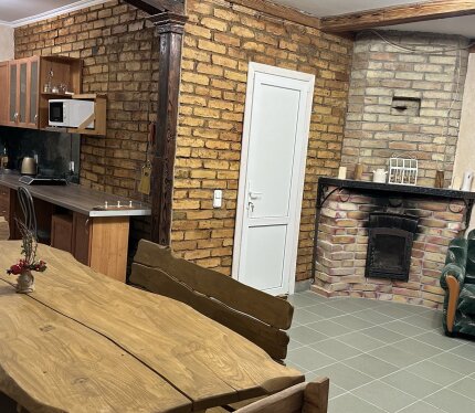 Сдается в аренду на сутки, до 10 спальных мест. Подробную информацию уточняйте по телефону. 