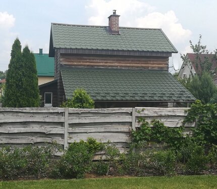 Почасовая аренда бани 40 р\час, аренда от 2х часов. До 8 человек 2 комнаты отдыха, душ, туалет, купель, парилка, беседка. В наличии обычная и одноразовая посуда, шапочки, мангал, решётка, шампуры, колонка, холодильник, СВЧ-печь Есть возможность посуточной аренды бани, цена договорная. Будем рады видеть вас нашими гостями. Звоните