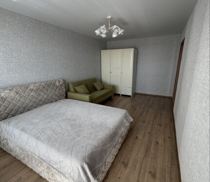 Уютная однокомнатная квартира в обжитом районе в пяти минутах хоть бы от м.Могилевская. Рядом ТЦ Момо, магазины, д/с, школа. Удобный выезд в город и на мкад, красивый вид из окна. Квартира оснащена всем необходимым для проживания