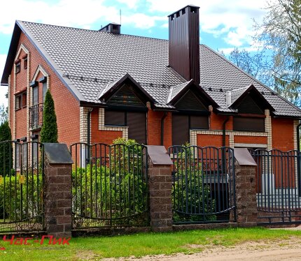 Продается в 40 км от МКАД, Слуцкое направление Минская область, Узденский район, Дещенскийс/с, д. Рыбаковщина, одноквартирный жилой дом 1999 года постройки. Дом построен по индивидуальному архитектурному проекту. Стены дома - из газосиликатных блоков обли