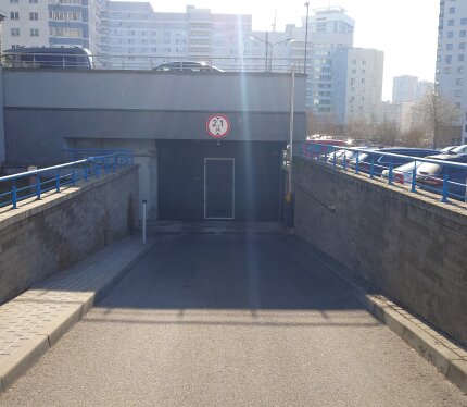 Сдается в аренду машино-место повышенной комфортности 16,8м2 на верхнем уровне, без соседей сбоку (двери авто можно открывать настежь), машино-место 7 метров длинной и 2,4 метров (а по факту использовать можно больше) шириной, машино-место между въездом и выездом по прямой (не надо выруливать по узким коридорам паркинга). Коммунальные платежи учтены в стоимости (дополнительных платежей нет). Машино-место сдаётся официально, с подписанием договора аренды. Предпочтительно на длительный срок.