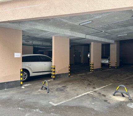 Сдам крытое машиноместо на 3 машины жк Парк Челюскинцев. Крыша не течет, удобный заезд. 44 кв метра, с легкостью вмещается 3 легковые авто.