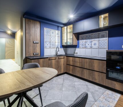 Продается трехкомнатная квартира с дизайнерским ремонтом.