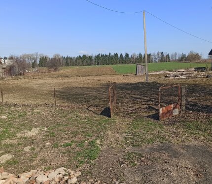 Продается участок со старым домом. На участке вода, свет, интернет и вдоль забора идёт газовая труба. Дом не жилой.