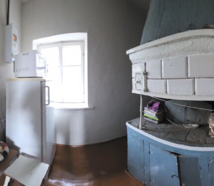 Дом шлако-бетонный, прочный. Внутри все хорошо. К колодцу подведено электричество для удобного подключения насоса. Летом для полива наполняется ванна. 2 бочки для сжигания мусора. 5 лет назад к дому пристроили помещение 4х4м с окном и хорошим погребом (стенки забетонированы). Можно отгородить комнату-мастерскую. Есть г/с блоки и шифер. В доме 2 комнаты и отгороженная часть с печкой. Русская печь и плита хорошо обогревают дом. Газовая плита и баллон. Холодильник, телевизор, простая мебель.