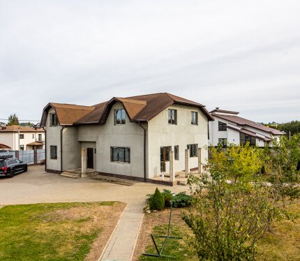 Продаётся один готовый дом поменьше и большой недостроенный на большом ухоженном участке в тихом месте в непосредственной близости от Минска. Готовый дом в два уровня готов для проживания, большой недостроенный готов под чистовую отделку. Большой дом строился для себя, поэтому всё делалось добротно и качественно