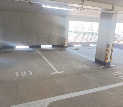 Сдается в аренду машино-место на 4-м этаже многоуровневого паркинга. Паркинг оснащен лифтом, шлагбаумом, имеется видеонаблюдение. Расположен в 200 м от ст. метро «Грушевка». Коммунальные услуги включены в стоимость.