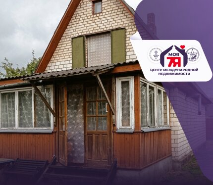 Деревянный дом у реки с участком и теплицами