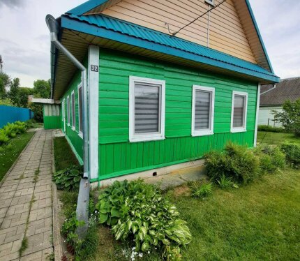 Продаётся бревенчатый дом 110 м² в центре Узды (54 км от МКАД). Сделан качественный ремонт.В доме 4 комнаты (жилая 48.1 м²), высокие потолки, раздельный санузел. Коммуникации новые: газовый котел, проводка, центральный водопровод, канализация, стеклопакет